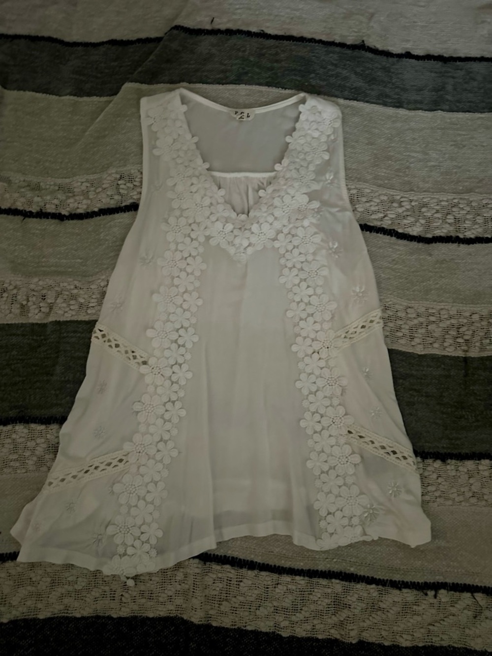 New POL White Embroidered V-Neck Sleeveless Top - Picture 2 of 5